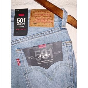Levi jeans light wash